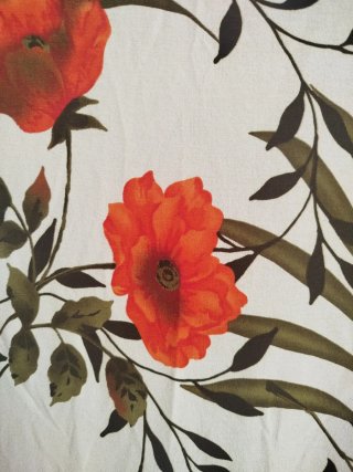 Vestido floral naranja y beige.