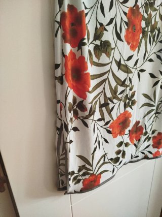 Vestido floral naranja y beige.