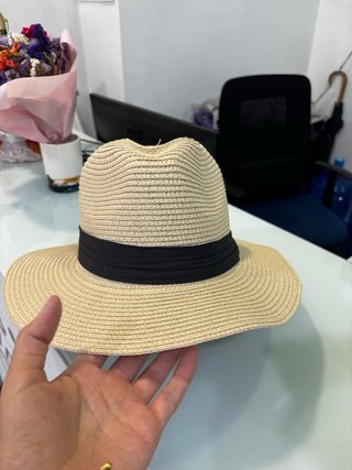 Gorra de paja beige y negra