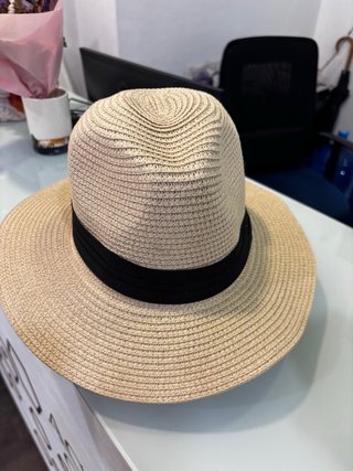 Gorra de paja beige y negra