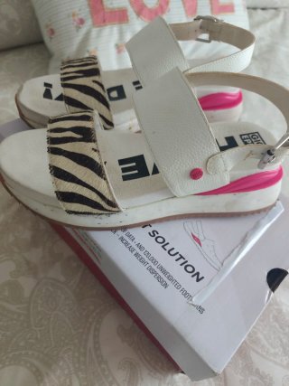 Sandalias blancas con estampado cebra gioseppo