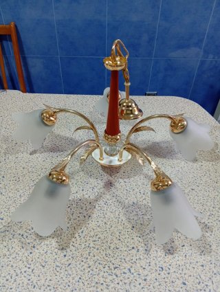 Lámpara colgante dorada con tulipas