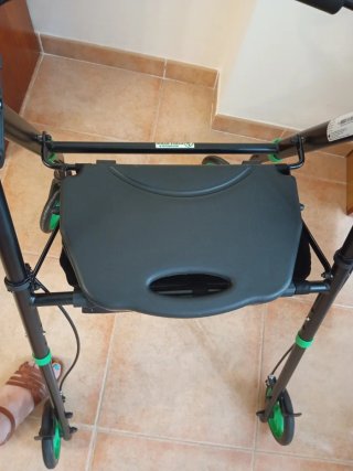 Andador Plegable con Asiento y Ruedas