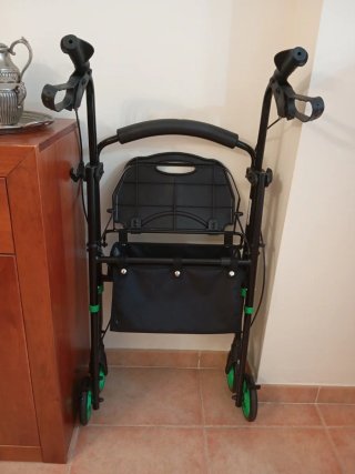 Andador Plegable con Asiento y Ruedas
