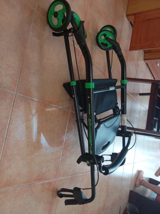 Andador Plegable con Asiento y Ruedas