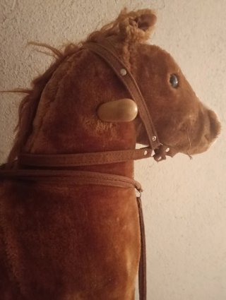 Caballito balancín marrón con manchas