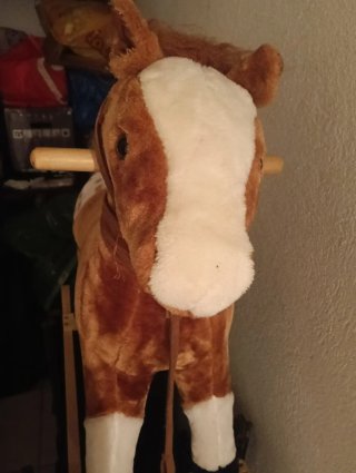 Caballito balancín marrón con manchas