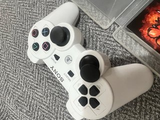 Mando PS3 joystick izquierdo roto, y 2 Juegos