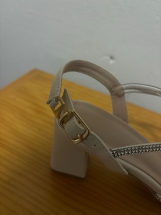 Sandalias tacón blancas con pedrería