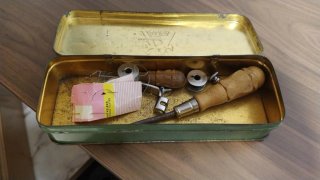 Máquina de coser antigua con mueble