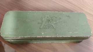 Máquina de coser antigua con mueble