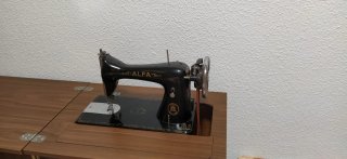 Máquina de coser antigua con mueble