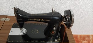 Máquina de coser antigua con mueble