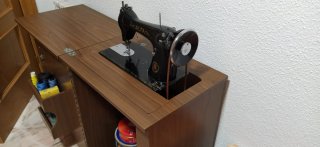 Máquina de coser antigua con mueble