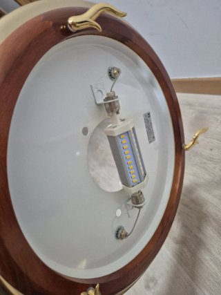 Lámpara de techo dorada y marrón
