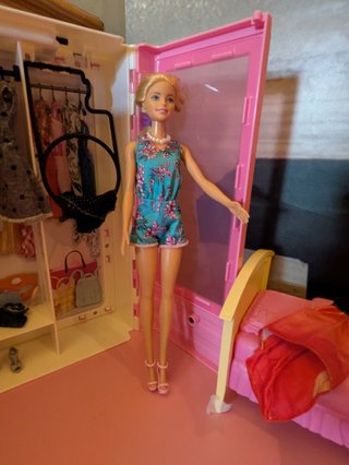 Camera da letto Barbie: mobili, 2 bambole e accessori