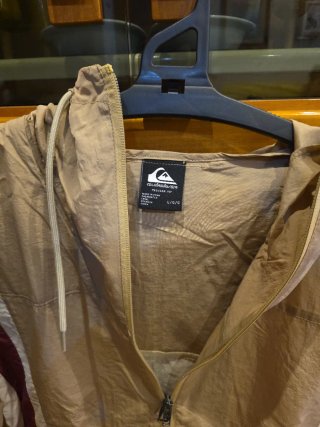 Cortavientos Quiksilver Beige y Rojo