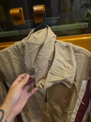 Cortavientos Quiksilver Beige y Rojo