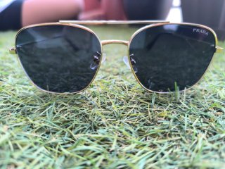 Gafas de sol Prada doradas y grises