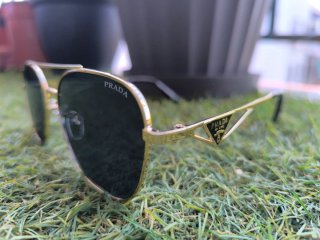 Gafas de sol Prada doradas y grises