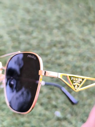 Gafas de sol Prada doradas y grises