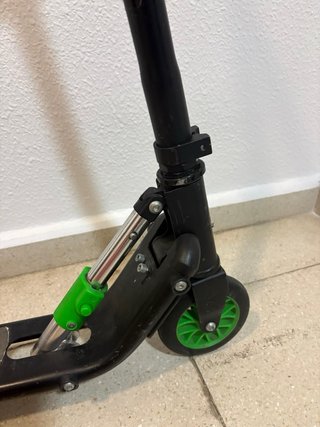 Patinete infantil negro y verde
