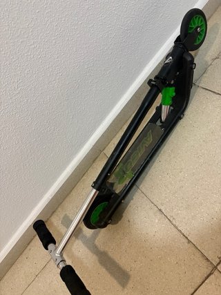 Patinete infantil negro y verde