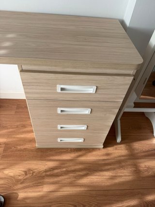 Escritorio madera con cajonera y estantería