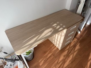 Escritorio madera con cajonera y estantería
