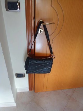Borsa nera trapuntata con borchie