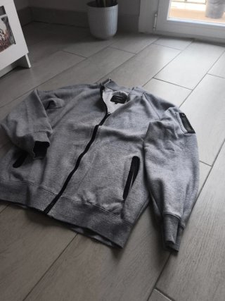Chaqueta deportiva gris con cremallera