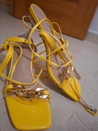 Tacones amarillos talla 40 sin estrenar