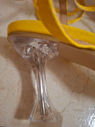 Tacones amarillos talla 40 sin estrenar