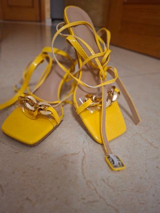Tacones amarillos talla 40 sin estrenar