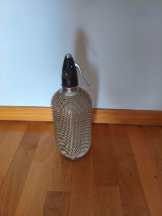 Sifón antiguo con malla