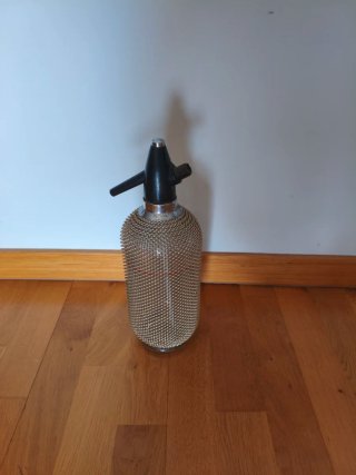 Sifón antiguo con malla
