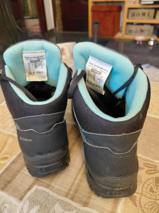 Botas de montaña grises y turquesa