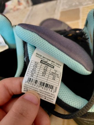 Botas de montaña grises y turquesa