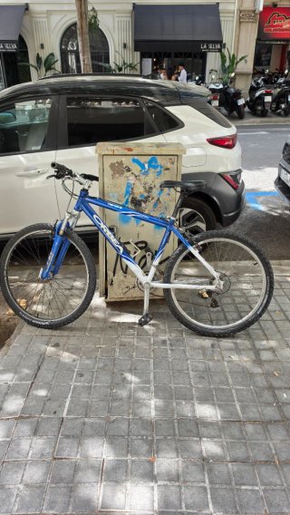 Bicicleta Orbea Azul y Blanca