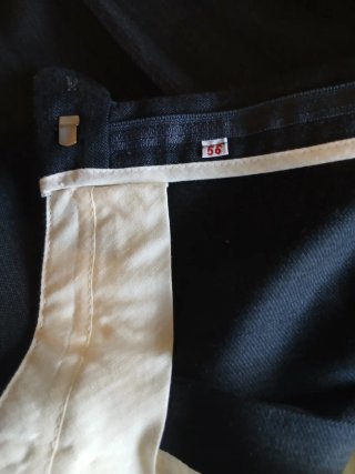 Traje caballero chaqueta y pantalón gris oscuro.