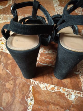 Tacones negros de tiras