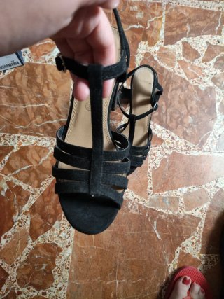 Tacones negros de tiras