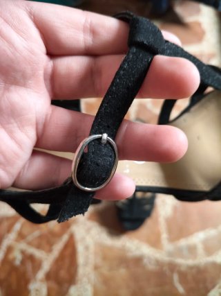 Tacones negros de tiras