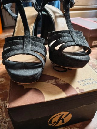 Tacones negros de tiras
