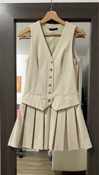 Vestido chaleco plisado Zara beige