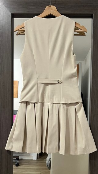 Vestido chaleco plisado Zara beige