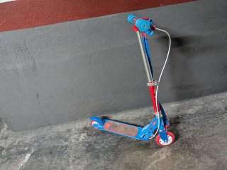 Patinete plegable Decathlon azul y rojo