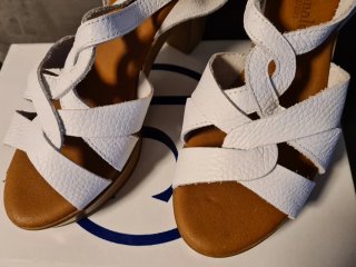 Sandalias de piel blancas y marrones