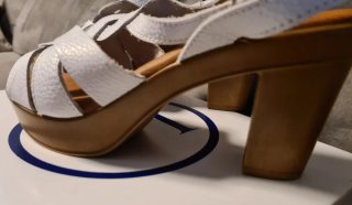 Sandalias de piel blancas y marrones
