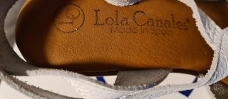 Sandalias de piel blancas y marrones